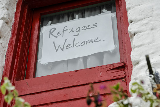 In einem Fenster ist ein Schild mit der Aufschrift "Refugees welcome" angebracht Getty