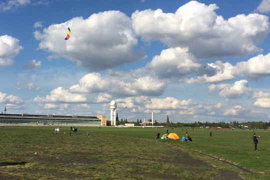 Das Tempelhofer Feld in Berlin an einem sonnigen Tag, im Hintergrund ist das ehemalige Flughafengebäude Tempelhof abgebildet. Foto: Stephanie Roloff via Getty Images